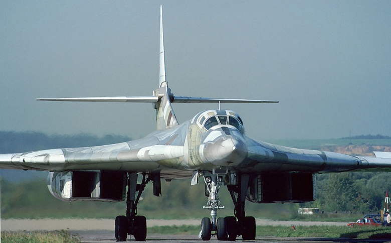 1024px-Tu-160_(12956971034).jpg