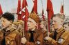 Mikuláš Minář skrytě propaguje NSDAP a Hitlerjugend? Proč ten mladík nosí hnědé kalhoty a košili jako Führer? Čtenářka Aeronetu v úctyhodném věku možná odkryla něco, co mělo zůstat tajemstvím. Nacistickými symboly se to na pódiu na Letné minulou neděli jenom hemžilo, až nás z toho mrazí! Už zdaleka nejde jenom o propagaci Sudet, na scénu nastupují podprahové symboly a vzkazy, kterých si všimnou jenom zasvěcení! Prolomené Benešovy dekrety, jáhen ze Sudet na pódiu, nacistické oblečky a šílející davy jako v dobách Konráda Henleina v Chebu!
