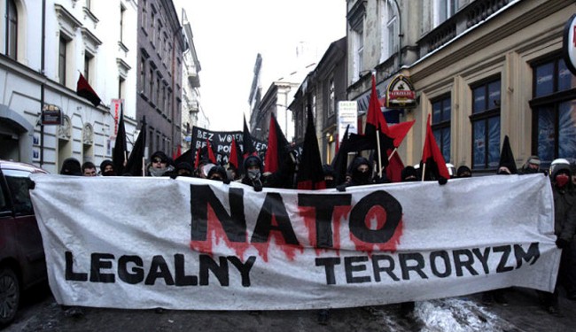 demonstrace proti NATO v Polsku.jpg