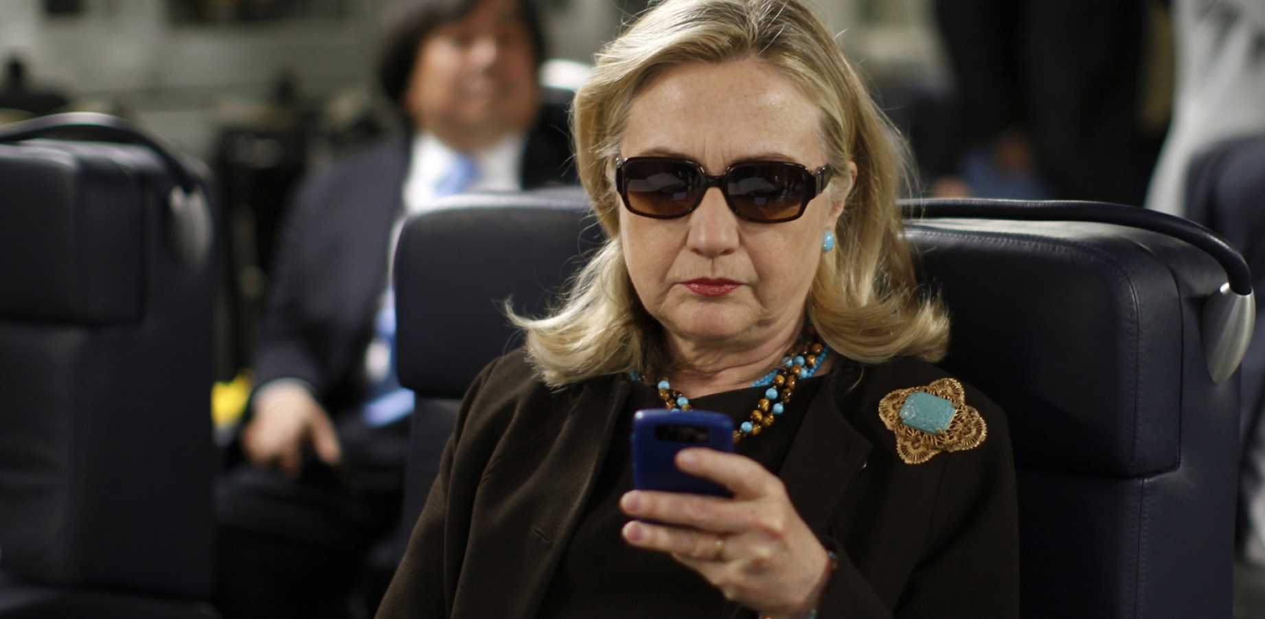 hillary_clinton_blackberry_ap.jpg